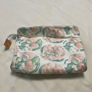 Floral cosmetic case*